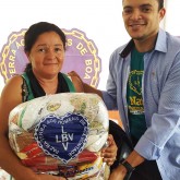Trindade, GO — Por meio da Campanha Natal Permanente da LBV – Jesus, o Pão Nosso de cada dia!, famílias em situação de vulnerabilidade social, recebem a garantia de um natal mais digno, feliz e sem fome!

