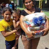 Goiânia, GO — Família atendida pela LBV leva para casa a certeza de um Natal mais digno, feliz e sem fome com a cesta de alimentos.
