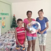 Cachoeiro de Itapemirim, ES — Graças à Campanha de Natal da LBV, mãe e filho, que são atendidos pela Instituição ao longo do ano, foram presenteados com a cesta de alimentos que garantirá a eles um fim de ano mais feliz. =D
