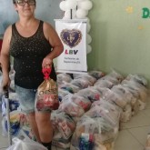 Cachoeiro de Itapemirim, ES — A dona Anaira Lucia dos Santos recebeu uma cesta de alimentos da LBV e um chester, presente do programa Mesa Brasil, do Sesc, parceira da Entidade. Na ocasião, ela agradeceu, emocionada, por toda a atenção recebida da LBV durante o ano: 