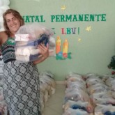 Cachoeiro de Itapemirim, ES — Todos os anos, a campanha de Natal da LBV entrega centenas de cestas de alimento a famílias que vivem em situação de vulnerabilidade social. Nesta edição da iniciativa, os atendidos receberam também um chester, doado pelo programa Mesa Brasil, parceira da Instituição. Na foto, a sra. Maria José Velasco Batista, de 31 anos, posa feliz com os presentes.
