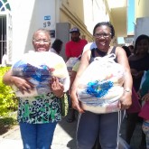 Cachoeiro de Itapemirim, ES — Por meio da campanha Natal Permanente da LBV — Jesus, o Pão Nosso de cada dia!, e com a ajuda de colaboradores e parceiros da Instituição, centenas de famílias levaram para seus lares uma cesta de alimentos e a garantia de que dias melhores virão.  
