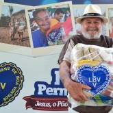 Belo Horizonte, MG — O sorriso estampado no rosto revela a felicidade proporcionada pela LBV durante a entrega das cestas de alimentos da campanha de Natal da Instituição.