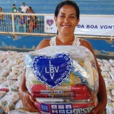 Almenara, MG — A casa da senhora Etelvina Vieira abriga mais 8 moradores e, emocionada, ela agradeceu aos colaboradores da LBV e contou como essa cesta vai ajudar sua família: 