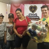 Ribeirão Preto, SP — Famílias que vivem em situação de vulnerabilidade social recebem cestas de alimentos da campanha Natal Permanente da LBV — Jesus, o Pão Nosso de cada dia!.

