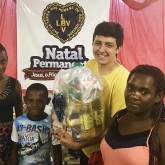 Ribeirão Preto, SP — A LBV beneficiou centenas de famílias atendidas ao longo do ano em seus programas e projetos socioeducacionais com cestas de alimentos arrecadados por meio da campanha Natal Permanente da LBV — Jesus, o Pão Nosso de cada dia!.
