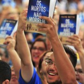 Assim, o autor lança luz sobre as indagações fundamentais da existência, partindo das palavras Daquele que detém Autoridade Divina sobre a Vida: Jesus.
