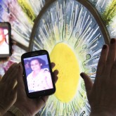 Peregrinos homenageiam entes queridos que estão no Plano da Verdade nos ambientes do Templo da Paz, reforçando sua Fé Realizante.

 
