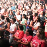 Brasília, DF – O público superlotou o Plenário José de Paiva Netto, no Parlamento da Fraternidade Ecumênica (o ParlaMundi da LBV), cantando, se emocionando e bradando a 