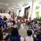 Em Encontro Literário, jovens estudam o livro Os Mortos não Morrem, do escritor Paiva Netto. Nele, o autor proclama que a morte não existe.
