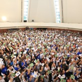 Na Nave do TBV, peregrinos acompanham a palavra do construtor e fundador do Templo da Paz, José de Paiva Netto.