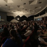 No Plenário José de Paiva Netto, público acompanha, atento, a sessão solene dos 29 anos do Templo da Boa Vontade.
