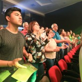 Brasília, DF – O público superlotou o Plenário José de Paiva Netto, no Parlamento da Fraternidade Ecumênica (o ParlaMundi da LBV), cantando, se emocionando e bradando a 