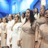 O poema, escrito na década de 1990 pelo Irmão Paiva, teve como uma de suas inspirações o céu estrelado de Brasília. O maestro Vanderlei Pereira, que responde pela melodia da canção, conta: “Ele me levou num lugar de Brasília. Era de noite. Pediu para o motorista parar e nós descemos. Começamos a caminhar e ele virou para mim e disse: ‘olhe para cima. Foi aqui que eu escrevi o soneto Amigos”. SAIBA MAIS.
