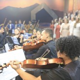 Coralistas de vários lugares do Brasil se uniram à banda, orquestra e solistas, levando emoção e felicidade ao público.
