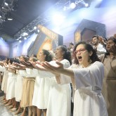 A faixa seguinte, o soneto “Amigos”, também escrito por Paiva Netto, exalta o congraçamento entre Céu e Terra num “abraço universal”, como pontua o último verso da composição.
