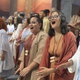 O produtor musical José Nilton Tonin explica que a canção, integrante do CD “Serei um com Jesus” tem uma mensagem positiva e divertida, numa levada bem pop. “A gente fala dessa festa espiritual, desse compromisso de ser instrumento de Jesus, é um canto que tem força, porque temos uma responsabilidade de cantar, dançar e ser de Jesus por meio da Música Legionária”, disse. SAIBA MAIS.
