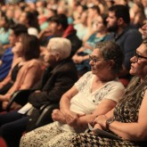 O público acompanha, atentamente, o Espetáculo Música Legionária.
