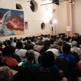 No Auditório Tom Jobim, peregrinos acompanham as palavras fraternas do construtor do TBV, Paiva Netto, celebrando os 29 anos do monumento,
