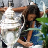 Peregrina faz seu pedido para depositar na Pia Sagrada do Templo da Boa Vontade.
