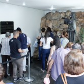 Na Fonte Sagrada do TBV, peregrinos enchem suas garrafinhas com a Água Fluidificada.
