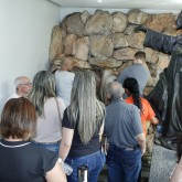 Na Fonte Sagrada do TBV, peregrinos enchem suas garrafinhas com a Água Fluidificada.
