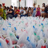São Gonçalo, RJ — As famílias ao receberem suas cestas de alimentos têm a certeza de que terão um natal farto. 
