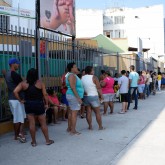 Rio de Janeiro, RJ — Desde cedo a movimentação já era intensa em frente ao Centro Educacional José de Paiva Netto, em Del Castilho, zona norte do Rio. Milhares de famílias receberam as cestas de alimentos da campanha de Natal da LBV. 
