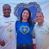 Rio de Janeiro, RJ — A articuladora social da LBV Ângela Verônica, ladeada por Clayon Paixão, presidente da Associação de Moradores do Jardim do Carmo, e Ilton Rosa, presidente da ONG Correnteza do Bem, durante entrega das cestas no bairro Vila Kosmos. Na oportunidade, Paixão destacou: 