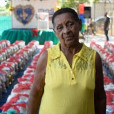 Rio de Janeiro, RJ — São histórias de vida, de luta e de perseverança na vida que contam com o apoio imprescindível da Instituição. A senhora Ivonete Narciso do Carmo, de 78 anos, tem dois netos que estudam na Escola da LBV, desde os 4 anos de idade: Lucas e Mateus, atualmente, com 12 anos.  A feirante luta com muitas dificuldades para criar os dois netos e conta com o apoio solidário da LBV, em todos os momentos de sua vida: “Quando nasceram os gêmeos, a mãe deles, minha filha queria coloca-los pra adoção no hospital, mas eu não deixei. Peguei os meus netinhos e crio até hoje, e a LBV me ajudou e me ajuda em tudo. Até quando meu barraco pegou fogo, a assistente social toda semana me dá ajuda, cestas básicas, me ajuda em tudo. A LBV está sempre do meu lado, está sempre me ajudando, desde que minhas crianças entraram. A LBV é a minha família, todos eles. Antes da cesta de natal, já recebi muitas outras cestas pra ajudar minha família, não falta nada pra eles, graças a Deus e à LBV