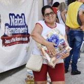 Taquara, RJ — Alegria da mãe ao receber a cesta de Natal da LBV. As famílias são atendidas pela Instituição durante todo o ano e agora levam para casa a certeza de um fim de ano mais farto.

 
