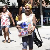 Taquara, RJ — Ao receberem suas cestas de alimentos, as famílias têm a certeza de que terão um digno fim de ano.
