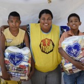 Taquara, RJ — Famílias que vivem em situação de vulnerabilidade social recebem cestas de alimentos da campanha Natal Permanente da LBV — Jesus, o Pão Nosso de cada dia!.
