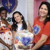 Mesquita, RJ — A articuladora social da LBV, Ângela Verônica Ribeiro, auxiliou na entrega das cestas de alimentos da LBV para as famílias assistidas pela ONG Mundo Novo de Cultura Viva. 
