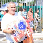 Rio de Janeiro, RJ — Famílias que vivem em situação de vulnerabilidade social recebem cestas de alimentos da campanha Natal Permanente da LBV — Jesus, o Pão Nosso de cada dia!.
