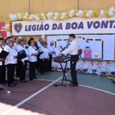 Cabo Frio, RJ — Para dar um colorido a mais na festa, o Coral Despertar, do Clube da Terceira Idade Alegria de Viver, sob a regência do maestro Francisco Javier Silguero Gorriti, também cantou belas músicas para todos os convidados.
