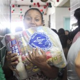 Mesquita, RJ: Ao receberem suas cestas de alimentos, as famílias têm a certeza de que terão um digno fim de ano.
