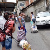 Rio de Janeiro, RJ — Famílias inteiras foram amparadas pela Legião da Boa Vontade na comunidade Jardim do Carmo. 
