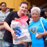 Nova Friburgo, RJ - Famílias em situação de vulnerabilidade social, que já são atendidas pela Legião da Boa Vontade ao longo do ano, levam para seus lares a certeza de mesa farta no fim de ano: cestas de alimentos da campanha de Natal da LBV.
