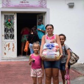 Rio de Janeiro, RJ — Nas horas mais difíceis, as famílias carentes podem contar com o apoio solidário da Legião da Boa Vontade, que graças à sua ajuda, proporcionará um natal mais feliz para as famílias de todo o Brasil. Na foto, registro da zona oeste do Rio de Janeiro. 
