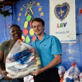 Petrópolis, RJ — A alegria em receber a cesta de alimentos era visível no rosto das famílias atendidas pela LBV.
 
