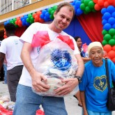 Nova Friburgo, RJ - Famílias em situação de vulnerabilidade social, que já são atendidas pela Legião da Boa Vontade ao longo do ano, levam para seus lares a certeza de mesa farta no fim de ano: cestas de alimentos da campanha de Natal da LBV.
