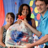 Petrópolis, RJ — Só na cidade Imperial, foram entregues cerca de 120 cestas de alimentos da campanha Natal Permanente de Jesus: O Pão Nosso de cada dia! às famílias em situação de vulnerabilidade social, que são atendidas ao longo do ano. 
