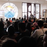 Vista parcial do público que superlota o Salão Nobre, do ParlaMundi, da LBV. 