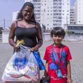 São Paulo, SP - Alegria da mãe ao receber a cesta de Natal da LBV. As famílias são atendidas pela Instituição durante todo o ano e agora levam para casa a certeza de um fim de ano mais farto.
