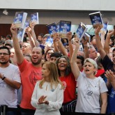 Peregrinos exibem o livro Os mortos não morrem, lançamento do escritor Paiva Netto, que apresenta uma mensagem esclarecedora e confortadora sobre a Vida Eterna.
