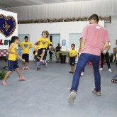 Florianópolis, SC — Durante entrega das cestas, as crianças atendidas fizeram uma apresentação de Taekwondo, sob a coordenação do professor Samuel Gomes, voluntário da LBV.