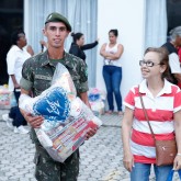 Florianópolis, SC — Os soldados do 63º Batalhão de infantaria contribuiram voluntariamente na entrega das cestas de alimentos para as famílias em situação de vulnerabilidade social.