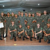 Florianópolis, SC — Na foto, o coronel André Vicente Scafutto de Menezes segura o quadro recebido em agradecimento à parceria selada há décadas no apoio às ações da LBV junto à equipe de militares do 63º Batalhão de Infantaria.