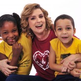 A apresentadora Micaela Goes descreveu a recepção calorosa das crianças atendidas pela Instituição: “Emocionante, começou com um momento importante, o coral das crianças me recebendo, eu já comecei chorando ali. Agora, só de lembrar, já me emociono de novo